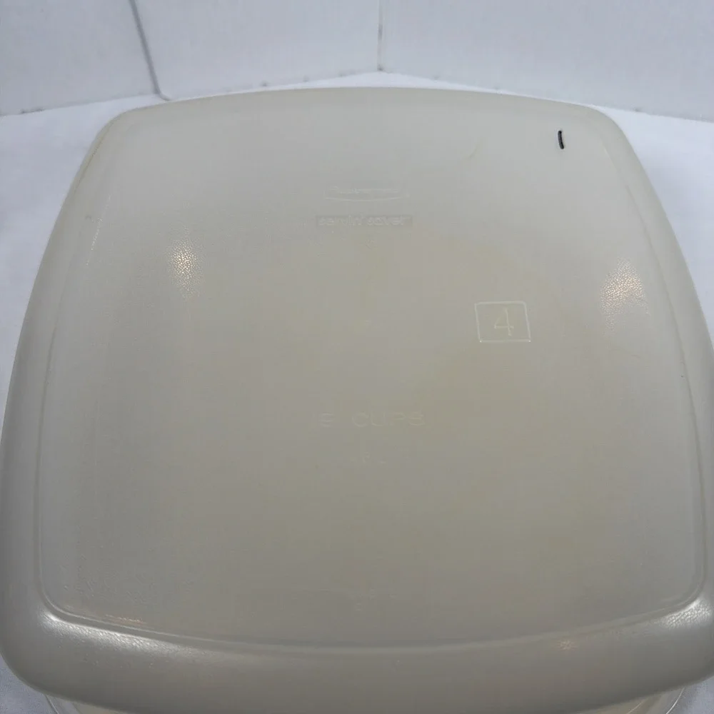 VTG Rubbermaid Servin Saver 19 Cup 4.5L Storage Container Square Almond Lid